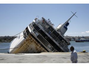 Pire Limanı'ndaki gemi yan yattı