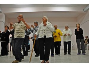 Bastonuyla yaşıtlarına halk oyunu öğretiyor
