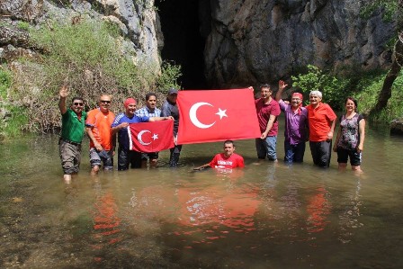 Mağaraları tanıtmak için yürüyüş