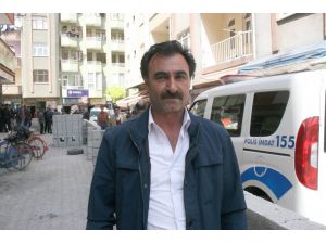 Belediyeyi protesto için yol ortasına örülen duvar