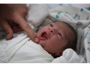 İki dişli doğan bebek şaşırttı