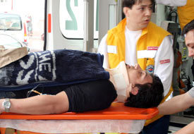Minibüs ile çekici çarpıştı: 13 yaralı
