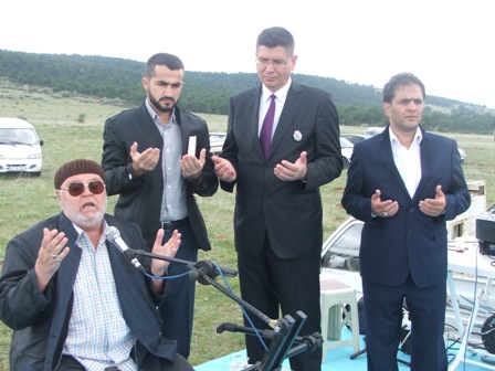 Eller Rahmet için kalktı