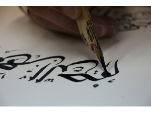 Üsküp'te Türk öğrenci meraklılarına hat öğretiyor