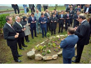 Yunus Emre, kabri başında anıldı