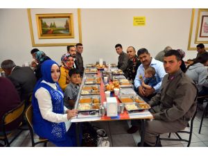 Askerler tezkerelerini aileleriyle aldı