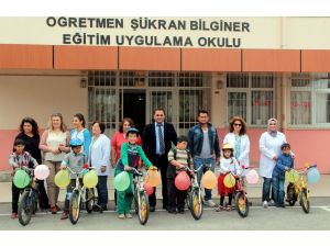 Manisa'daki özel öğrencilere askerlerden bisiklet
