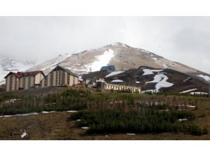 Erzurum'da yüksek kesimlere kar yağdı