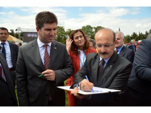 Burdur'da "Dünya çocuk diş fırçalama rekoru" kırıldı