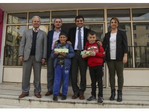 ATM önünde buldular, bankanın kapısının altından attılar