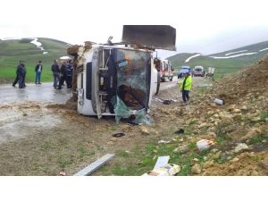 Erzurum'da yolcu otobüsü devrildi: 27 yaralı