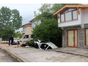 Otomobil park halindeki üç araca çarptı: 5 yaralı