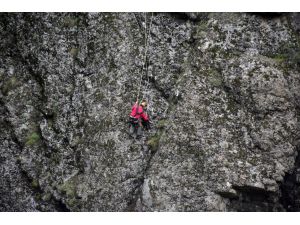 Kayalıklarda mahsur kalan keçi kurtarıldı