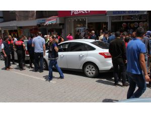 Otomobildeki bomba şüphesi yol kapattırdı