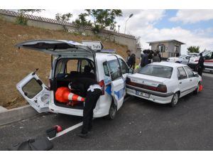 Polis otosuna çarpan aracın sürücüsü yaralandı