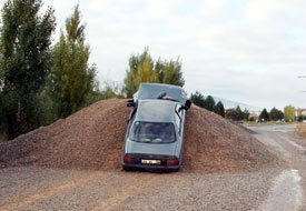 Mıcır yığınına çarpan aracın sürücüsü öldü