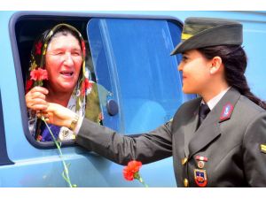 Jandarmadan annelere çiçek