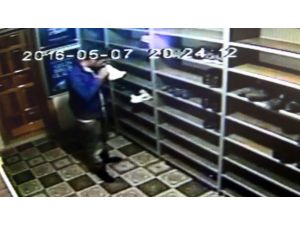 Ayakkabıları koklayarak çalıyor