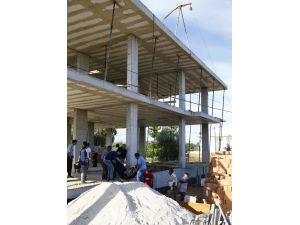 Antalya'da inşaattan düşen işçi  öldü