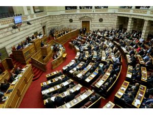 Yunanistan Meclisi tartışmalı reform paketini onayladı