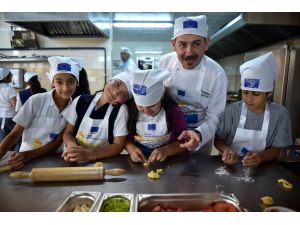 İlkokul öğrencileri İtalyan şefle birlikte yemek yaptı