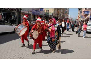 Mersin'de engelli öğrenciler mehter eşliğinde yürüdü