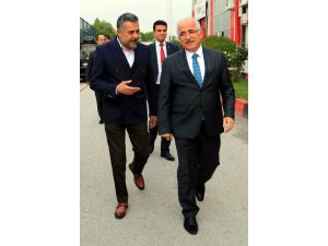 Vali Tuna'dan Eskişehirspor'a moral ziyareti