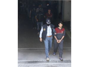 İzmir'de şüpheli araçta silah ve el bombaları bulunması