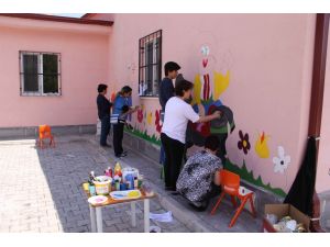 İncesu'da öğretmenler okul boyadı