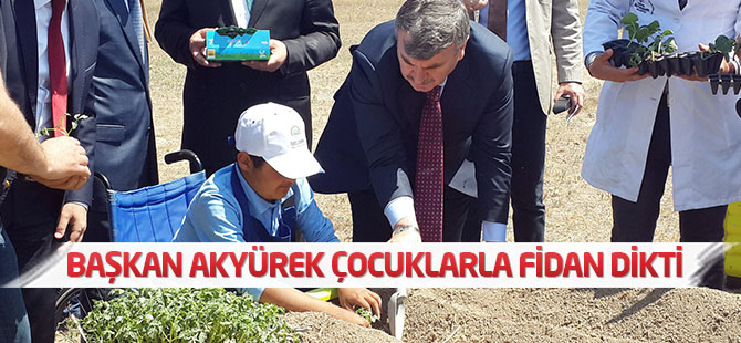 Başkan Akyürek çocuklarla fide dikti