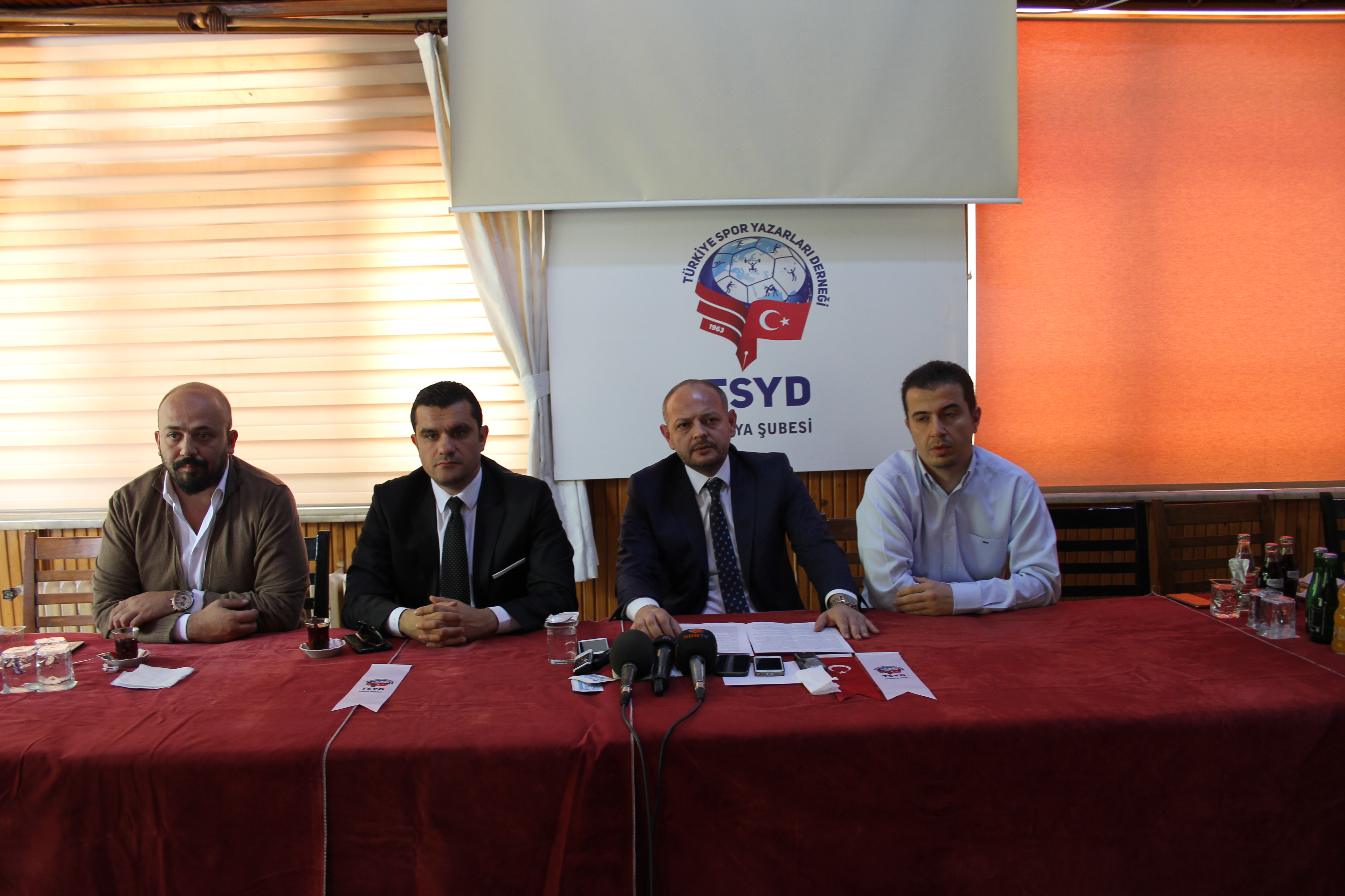 Yönetim bırakıyor