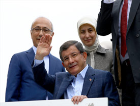Başbakan Davutoğlu cami çıkışında helallik istedi