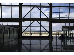 Uçak seferleri sokağa çıkma yasağının kalkması bekliyor