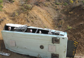 Otomobil devrildi: 3 yaralı