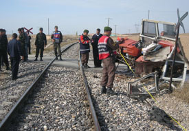 Yük treni traktöre çarptı