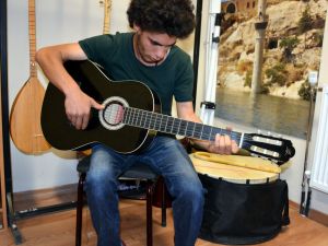 Görme engelli genç 6 müzik aleti çalıyor