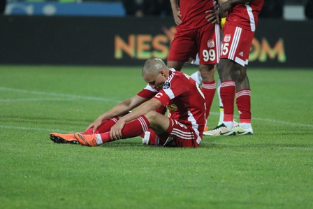 Aatif'dan ayrılık sinyali