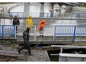 İzmir'de derede erkek cesedi bulundu