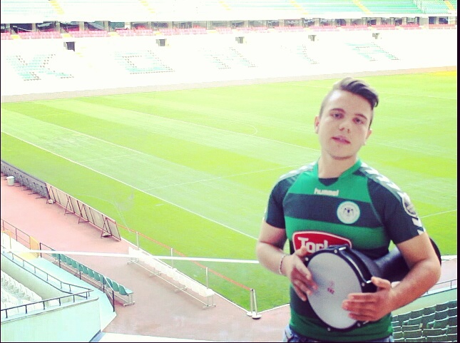 Darbuka kiralayarak beste yapıyor