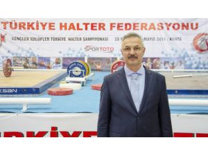 Halterde hedef farklı renkte 2 madalya