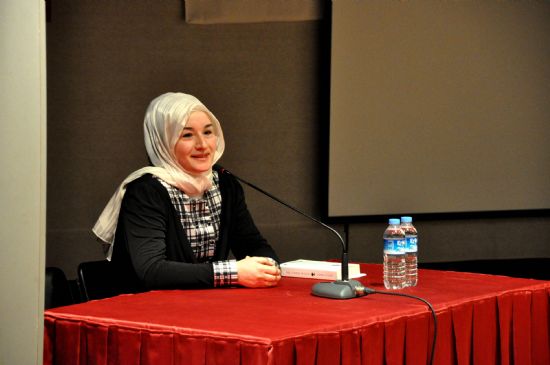 Fatma Şeref Polat, kitabını imzalıyor