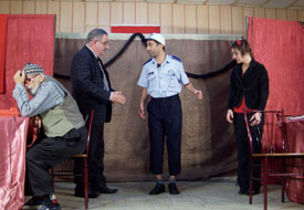 Kasabada tiyatro gösterisi