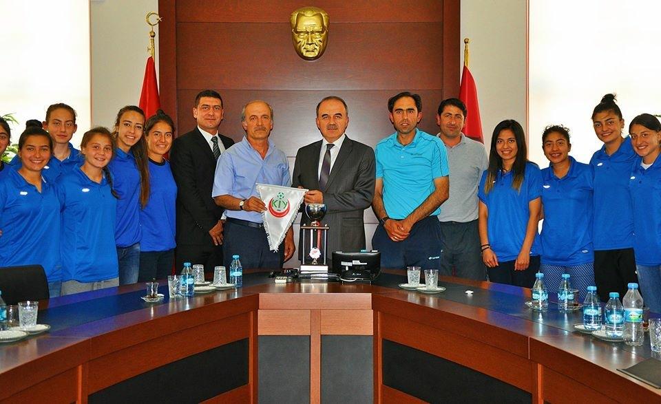 Kızlar, Vali’yi ziyaret etti