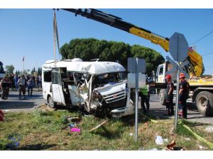 GÜNCELLEME - Öğrenci servisiyle otomobil çarpıştı: 2 ölü, 14 yaralı