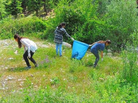 Çevreci öğrenciler 1 kamyon çöp topladı