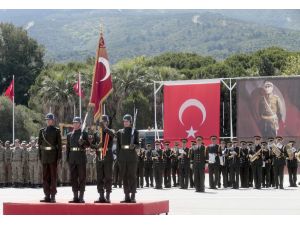 İzmir'de eğitimini tamamlayan askerler yemin etti