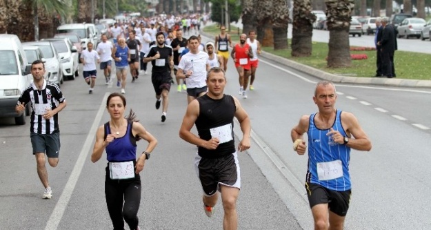 İzmir'de Zübeyde Hanım koşusu yapıldı