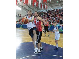 Hidayet Türkoğlu 5 bin çocuğa top dağıttı