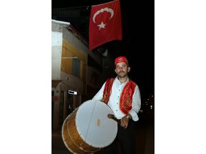 Çorumluları fesli ve yelekli davulcular Mehter Marşı ile sahura kaldırdı