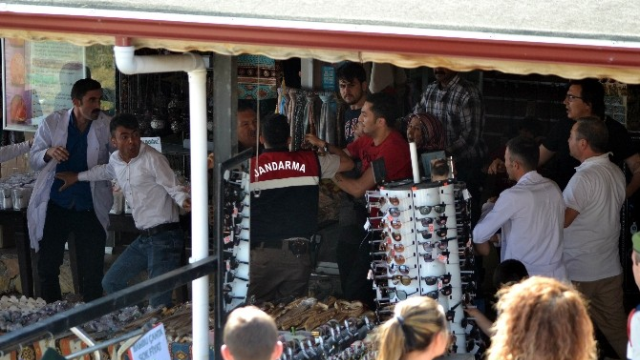 Tesis Sahipleri ile Turistler Arasında Sopalı Kavga